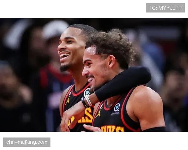 特写：赛后更衣室内，德章泰·穆雷与特雷·杨反复观看最后一攻的战术板