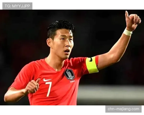 特写镜头:孙兴慜主罚角球前,与队友做出全新战术手势沟通 特写镜头:孙兴慜主罚角球前,与队友做出全新战术手势沟通